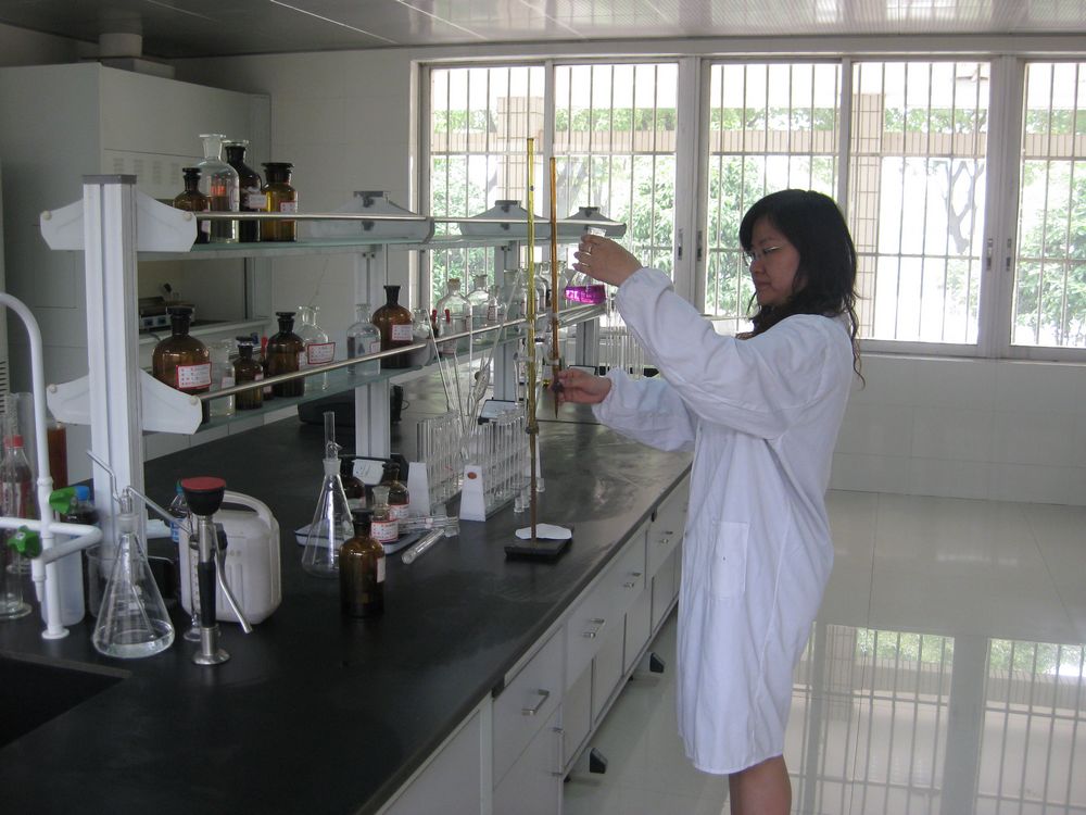 佰科產品經由化驗員認真檢驗后生產